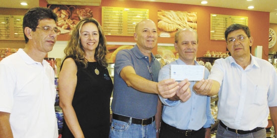 Entrega do cheque de R$ 82.513,44 da Estrela Solidária, a Luís Aurélio Prior e Lila Crespo Pereira, do Hospital do Câncer, por João Batista de Lima, Paulo Xavier e José Marques